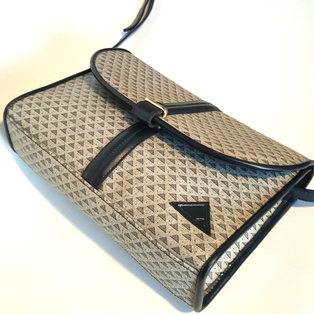 🎀SOLD🎀 Vtg. 80s LIZ CLAIBORNE LOGO Crossbody Bag - Picture 4 of 8